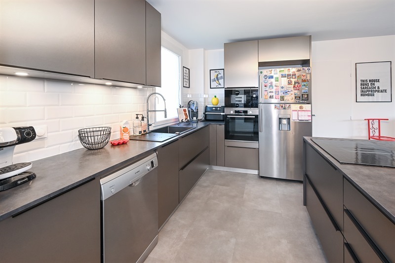 Cuisine moderne totalement grise à La Chapelle-la-Reine | Raison Home - 2