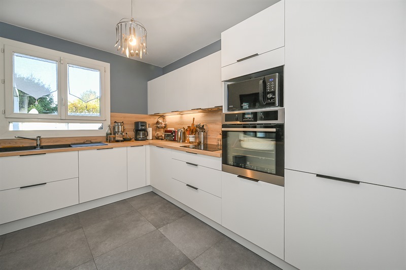 Cuisine fermée bois et blanc à Pontault Combault | Raison Home - 1