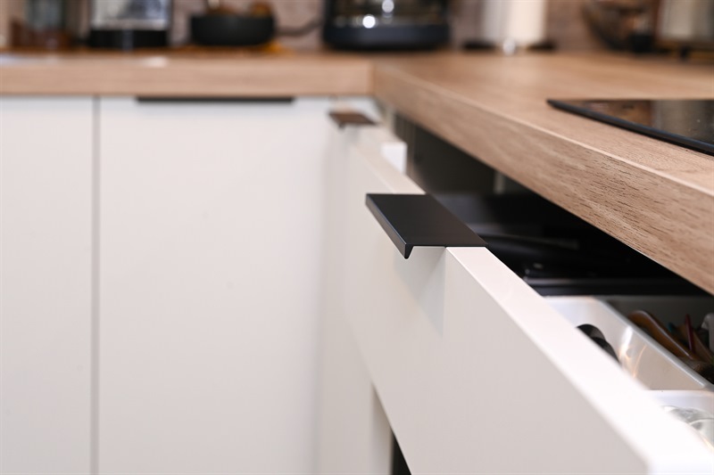 Cuisine fermée bois et blanc à Pontault Combault | Raison Home - 6