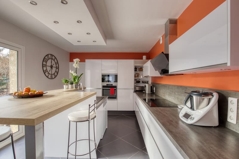 Cuisine ouverte blanche et bois sans poignée avec îlot central à Fontainebleau | Raison Home - 7