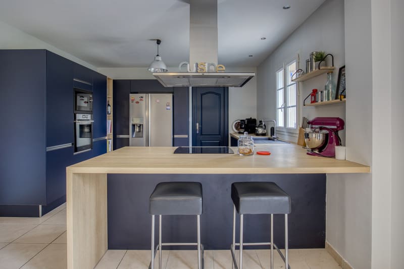 Cuisine ouverte bleu et bois avec îlot à Nemours | Raison Home - 1