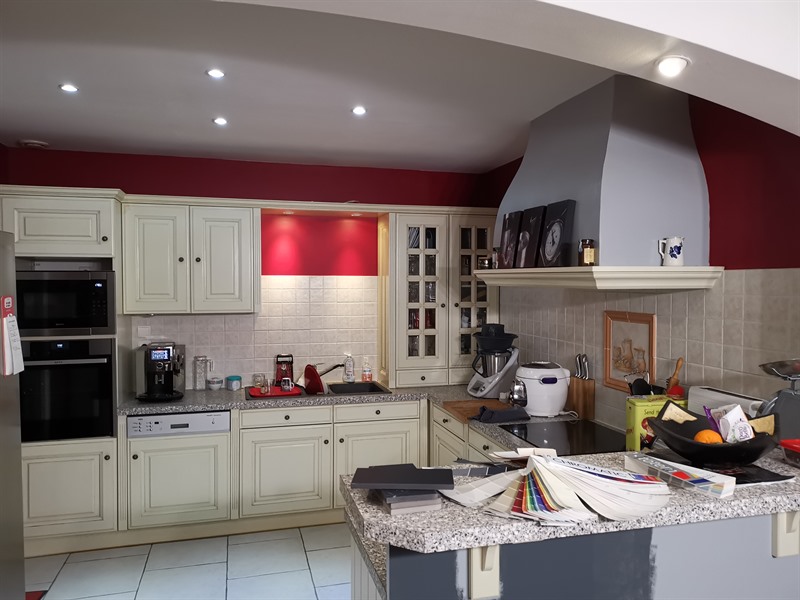 Cuisine ouverte beige, noir et bois avec cave à vins à Bouxières-aux-Chênes 6
