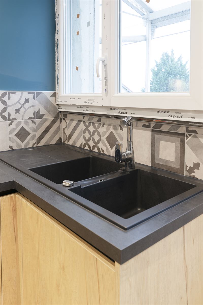 Cuisine ouverte de style contemporain bois et noir à Neuves Maisons 9