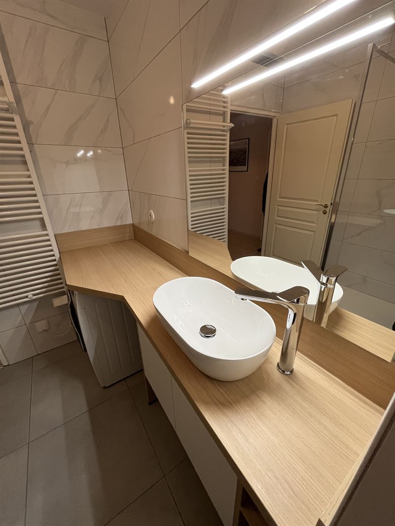 Salle de bains fermée de style contemporain bois et blanc à Nancy 2
