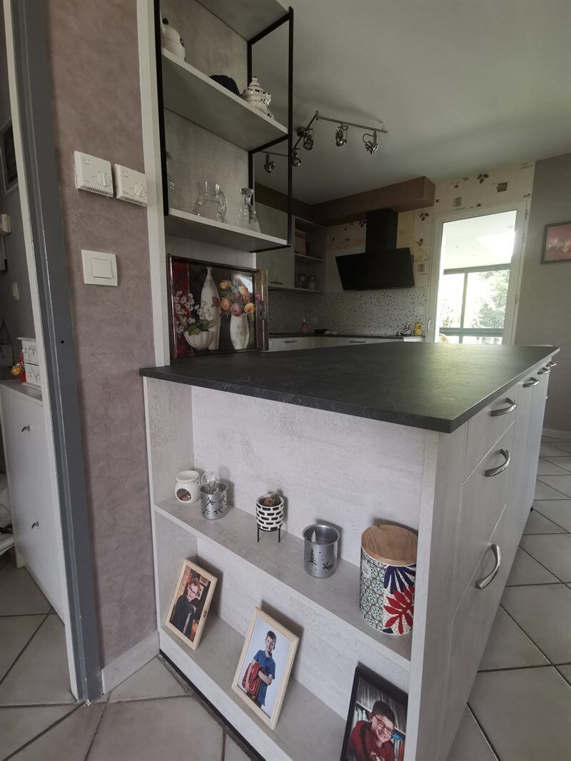 Cuisine contemporaine noir et grise à Herimenil 7