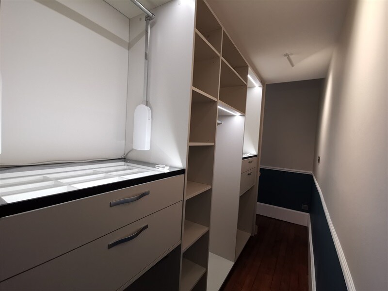 Aménagement d'un dressing noir et beige à Nancy 1