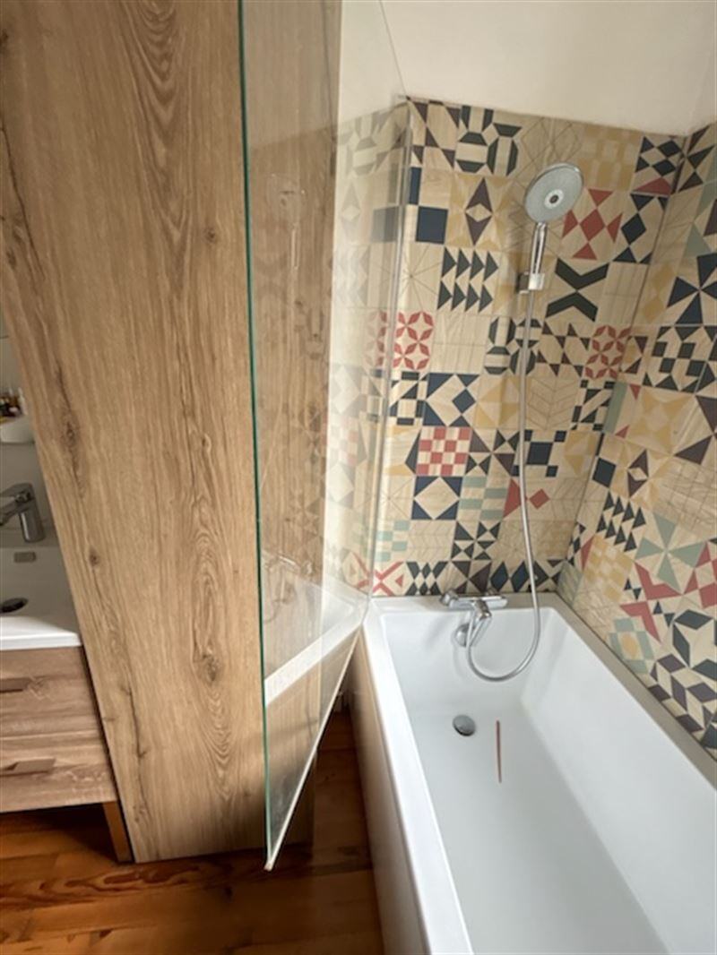 Salle de bains fermée de style nature bois à Laxou 3