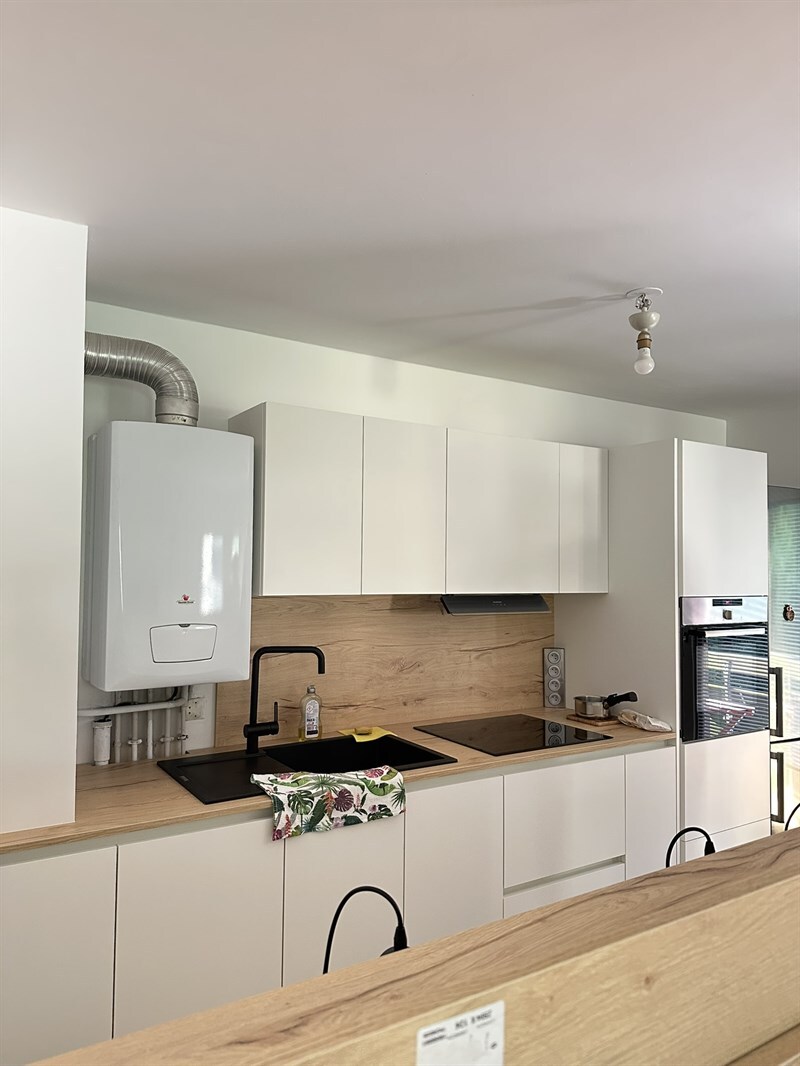 Cuisine ouverte de style contemporain bois et blanc à Villers-lès-Nancy | Raison Home - 1