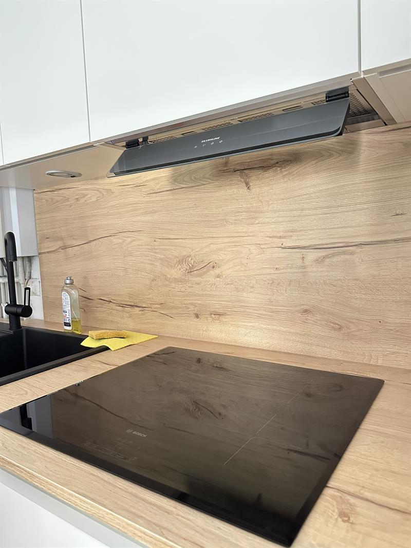 Cuisine ouverte de style contemporain bois et blanc à Villers-lès-Nancy | Raison Home - 2