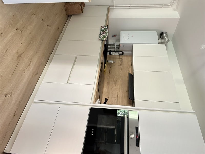 Cuisine ouverte de style contemporain bois et blanc à Villers-lès-Nancy | Raison Home - 5