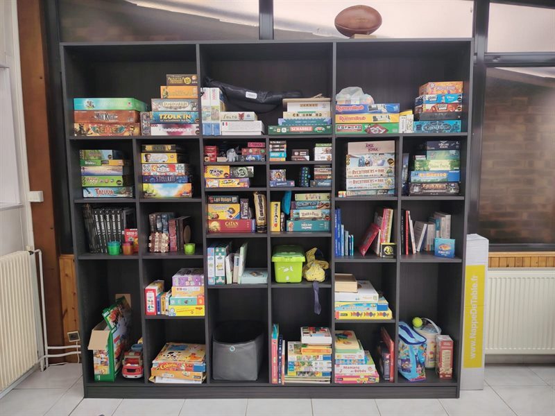 Bibliothèque en bois dans une veranda à Tomblaine | Raison Home - 1