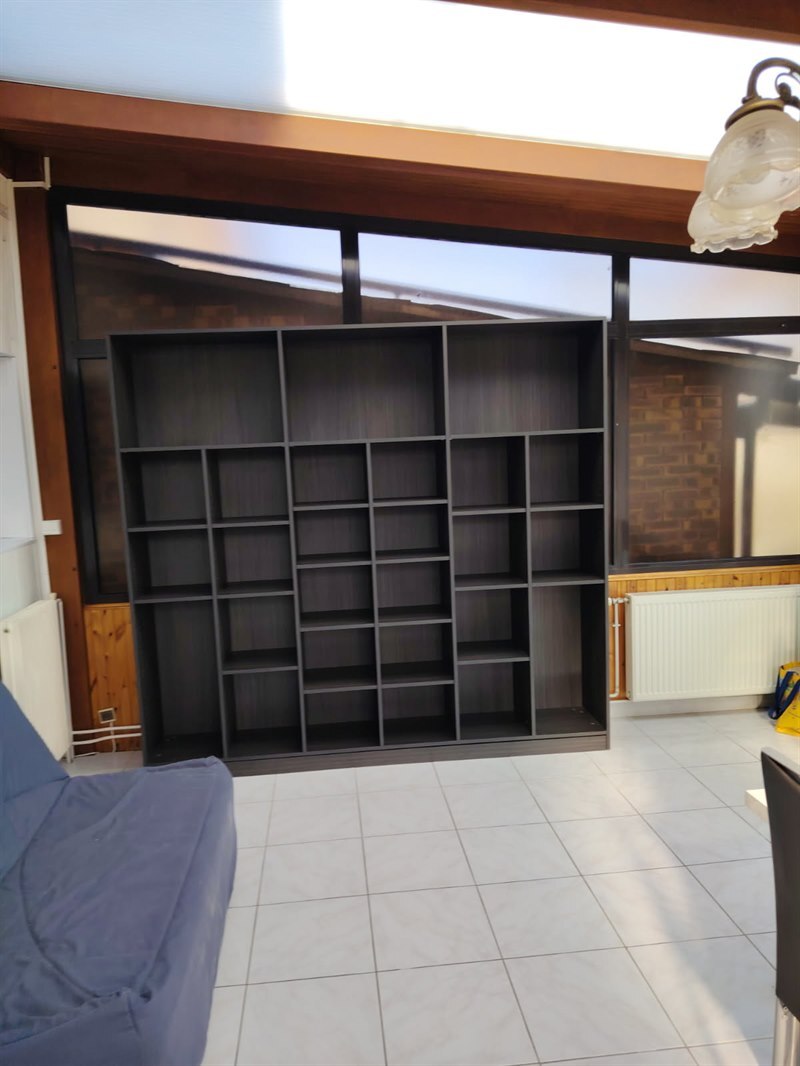 Bibliothèque en bois dans une veranda à Tomblaine | Raison Home - 2
