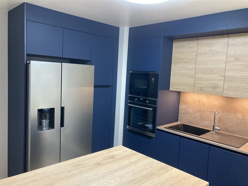 Cuisine fermée de style moderne bois et bleu à Lantefontaine | Raison Home - 1
