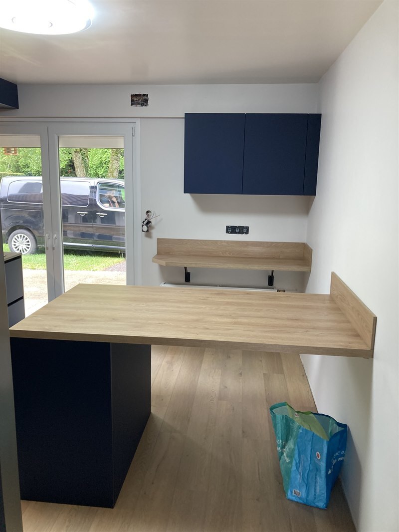 Cuisine fermée de style moderne bois et bleu à Lantefontaine | Raison Home - 2