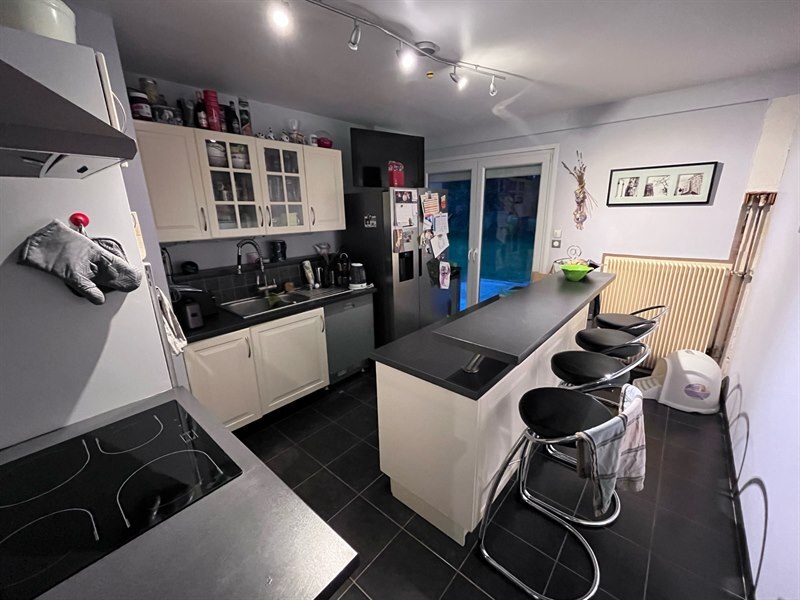 Cuisine fermée de style moderne bois et bleu à Lantefontaine | Raison Home - 4