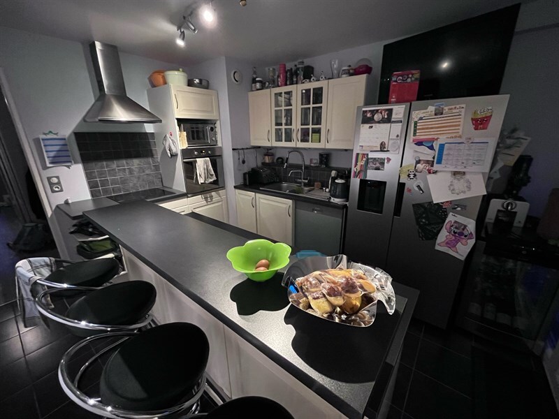 Cuisine fermée de style moderne bois et bleu à Lantefontaine | Raison Home - 5
