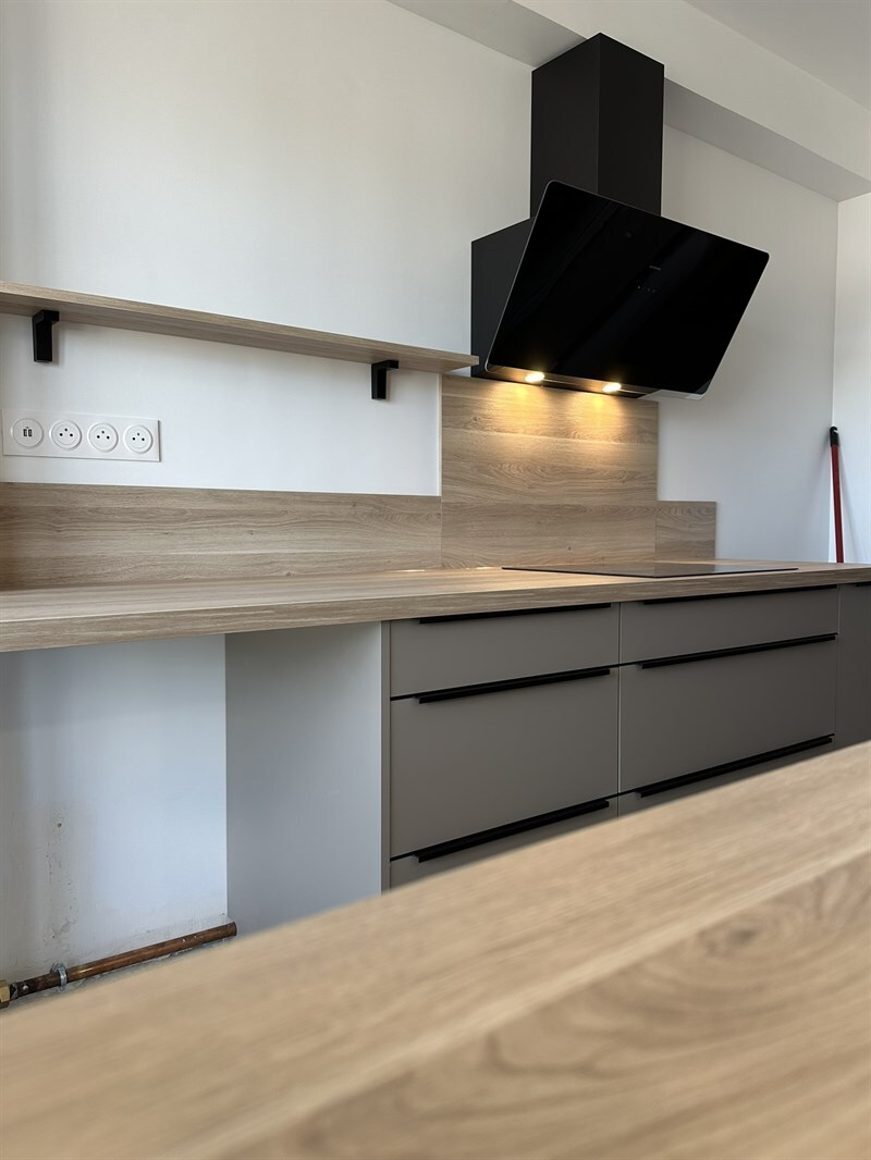 Cuisine fermée de style moderne bois, noir et beige à Nancy | Raison Home - 2