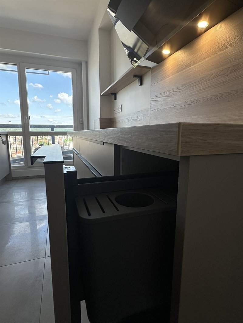 Cuisine fermée de style moderne bois, noir et beige à Nancy | Raison Home - 3