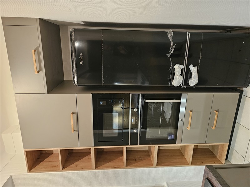 Cuisine de style industriel bois, beige et gris à Saint-Max | Raison Home - 2