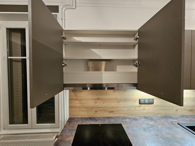 Cuisine de style industriel bois, beige et gris à Saint-Max | Raison Home - 5