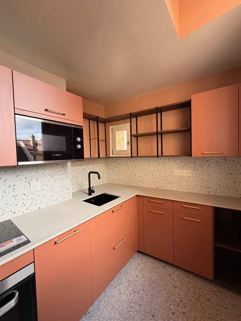 Cuisine fermée bois, beige et orange à Nancy | Raison Home - 1