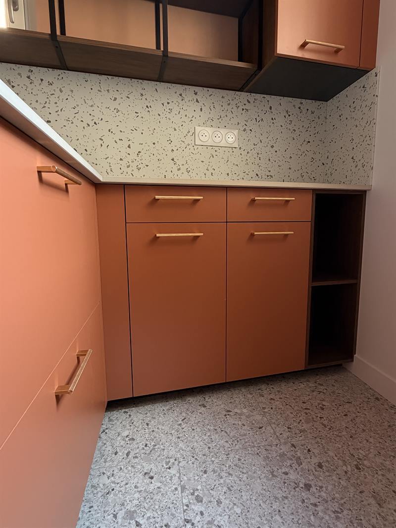 Cuisine fermée bois, beige et orange à Nancy | Raison Home - 3