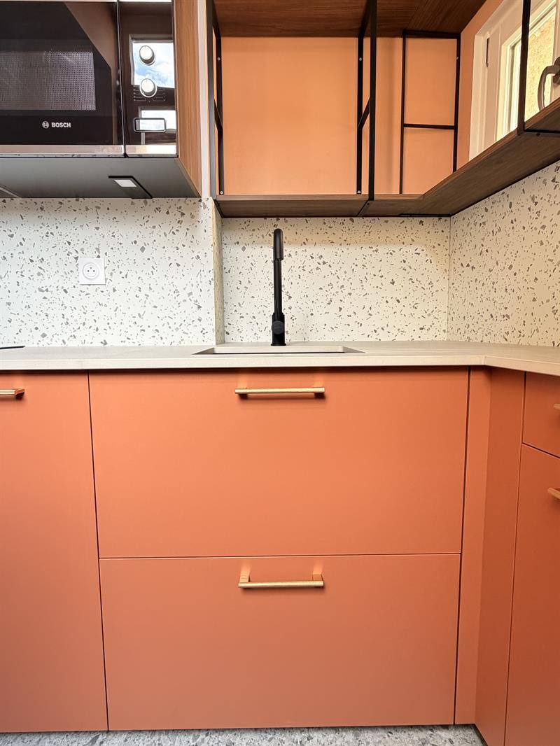 Cuisine fermée bois, beige et orange à Nancy | Raison Home - 4