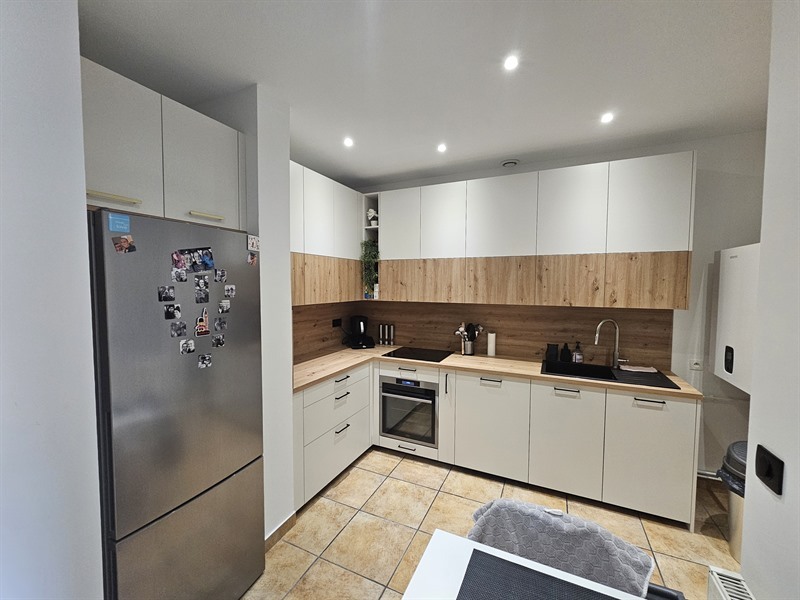 Cuisine ouverte de style contemporain bois et blanc à Malzeville | Raison Home - 1