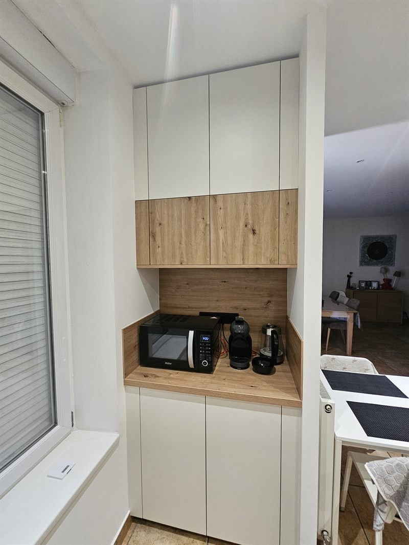 Cuisine ouverte de style contemporain bois et blanc à Malzeville | Raison Home - 2