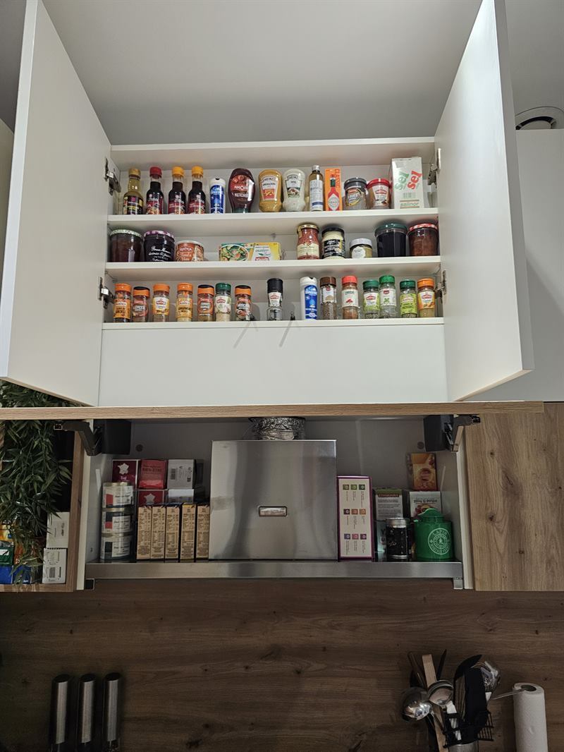 Cuisine ouverte de style contemporain bois et blanc à Malzeville | Raison Home - 3
