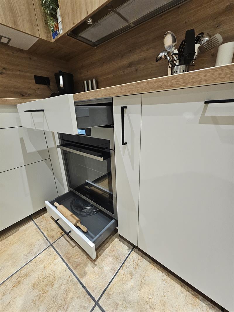 Cuisine ouverte de style contemporain bois et blanc à Malzeville | Raison Home - 4