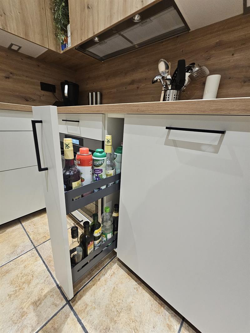 Cuisine ouverte de style contemporain bois et blanc à Malzeville | Raison Home - 5
