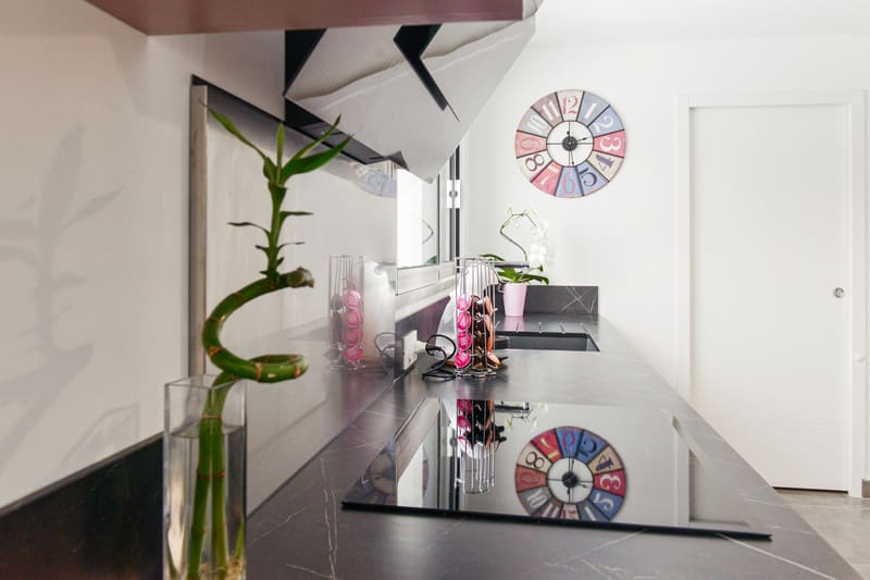 Cuisine rose poudré et imitation marbre noir à Sallanches | Raison Home - 9
