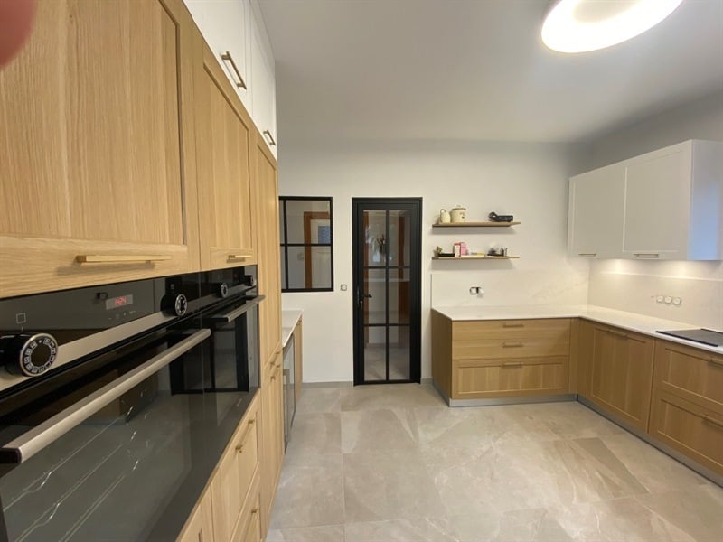Cuisine contemporaine bois et blanc à Ville-la-Grand | Raison Home - 2