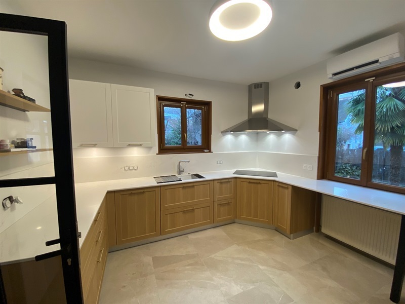 Cuisine contemporaine bois et blanc à Ville-la-Grand | Raison Home - 4