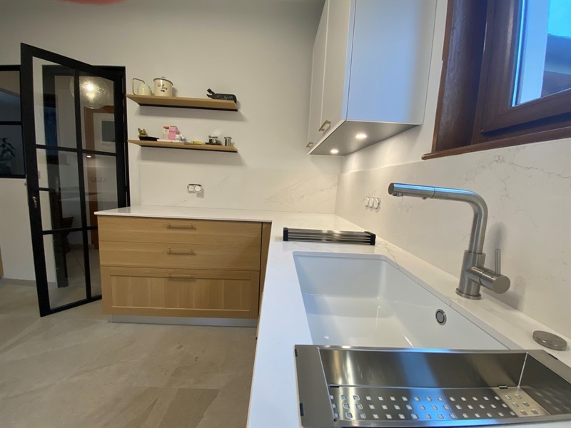 Cuisine contemporaine bois et blanc à Ville-la-Grand | Raison Home - 5
