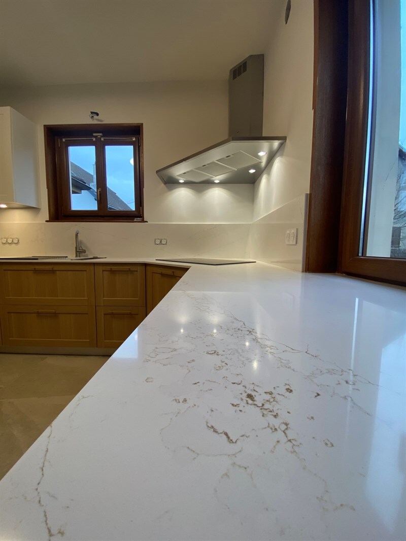 Cuisine contemporaine bois et blanc à Ville-la-Grand | Raison Home - 6