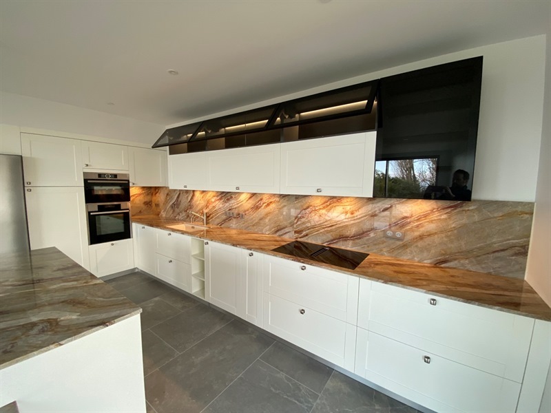 Cuisine ouverte de style contemporain blanc à Bordeaux | Raison Home - 2