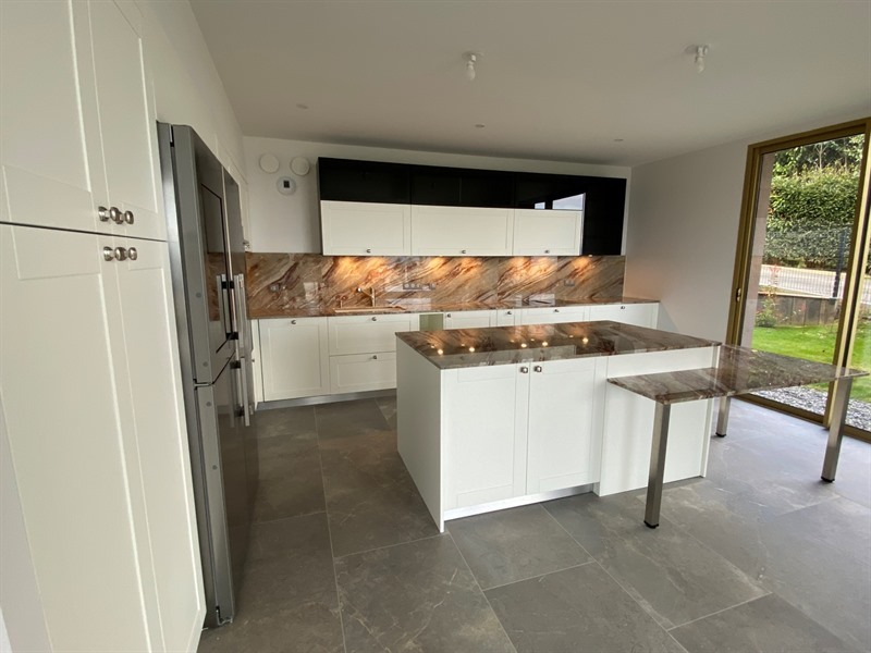 Cuisine ouverte de style contemporain blanc à Bordeaux | Raison Home - 3
