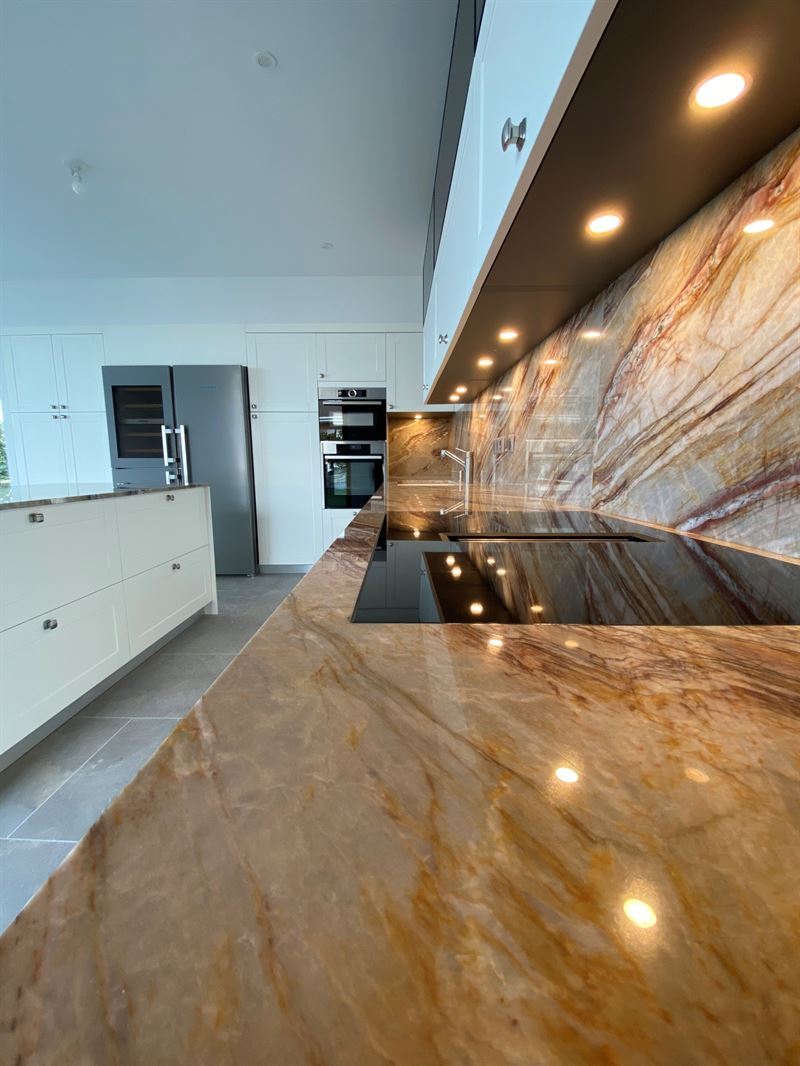 Cuisine ouverte de style contemporain blanc à Bordeaux | Raison Home - 6