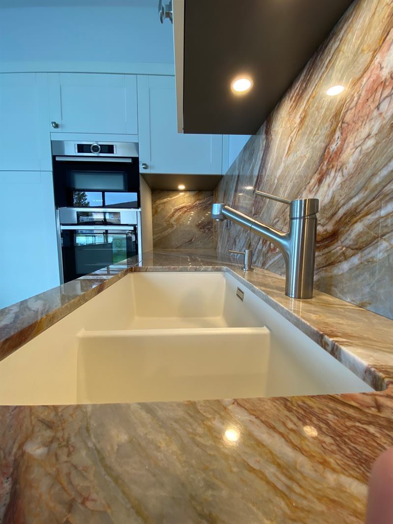 Cuisine ouverte de style contemporain blanc à Bordeaux | Raison Home - 7