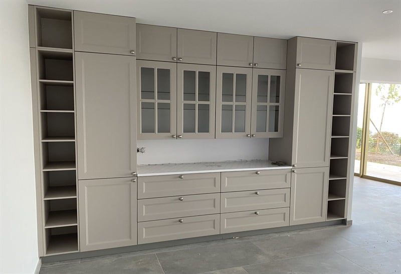 Cuisine ouverte de style contemporain blanc à Bordeaux | Raison Home - 9