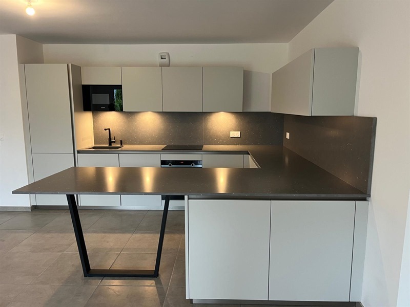 Cuisine ouverte de style moderne gris à Annemasse | Raison Home - 1