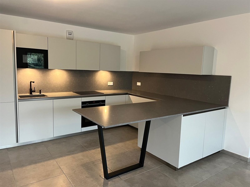 Cuisine ouverte de style moderne gris à Annemasse | Raison Home - 2