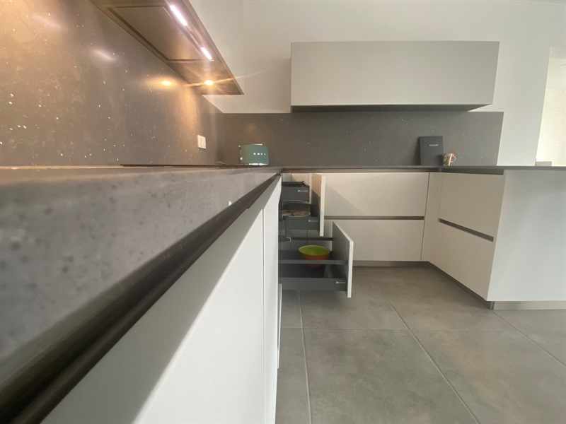 Cuisine ouverte de style moderne gris à Annemasse | Raison Home - 5