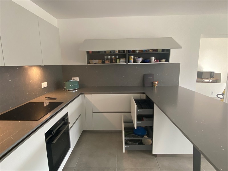 Cuisine ouverte de style moderne gris à Annemasse | Raison Home - 6