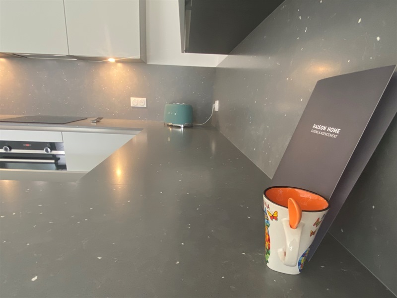 Cuisine ouverte de style moderne gris à Annemasse | Raison Home - 7