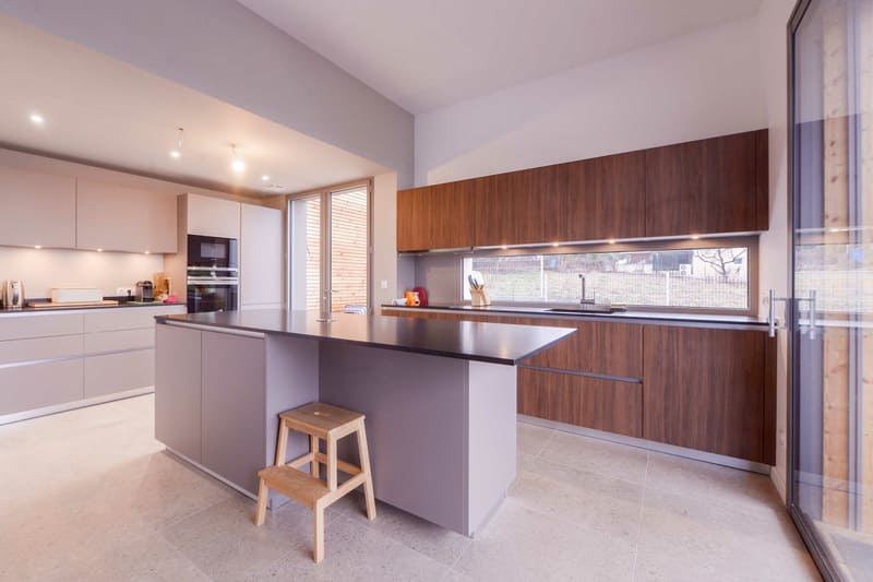 Cuisine moderne taupe et bois avec îlot central à Vétraz-Monthoux | Raison Home - 1