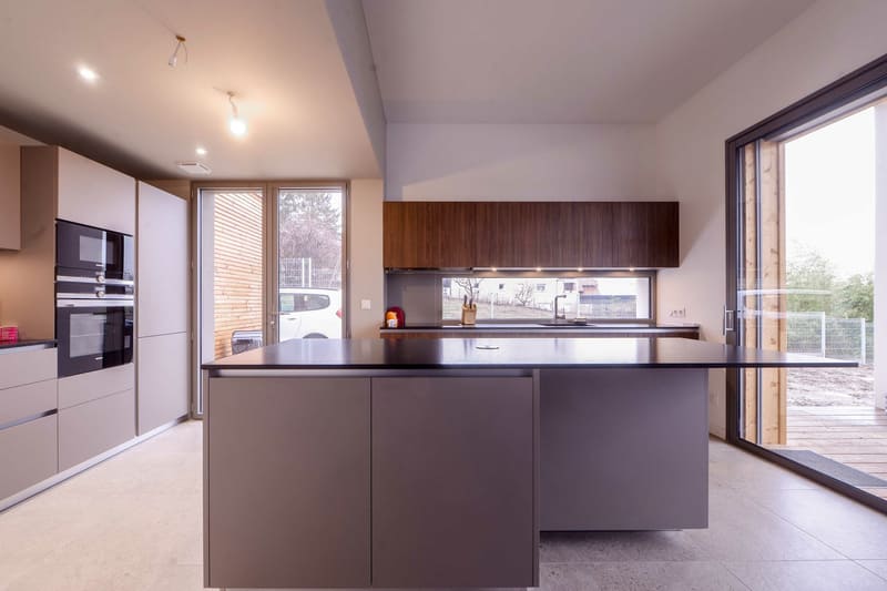 Cuisine moderne taupe et bois avec îlot central à Vétraz-Monthoux | Raison Home - 2