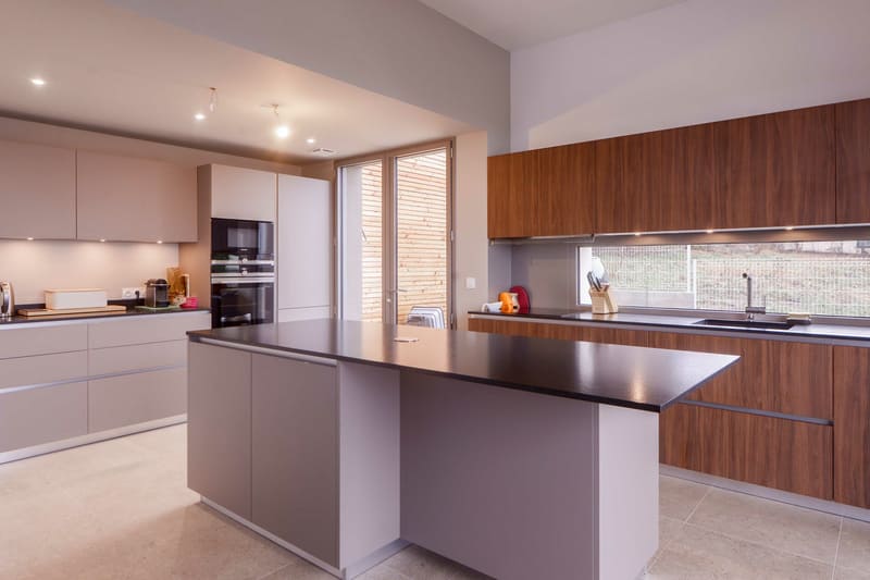 Cuisine moderne taupe et bois avec îlot central à Vétraz-Monthoux | Raison Home - 3